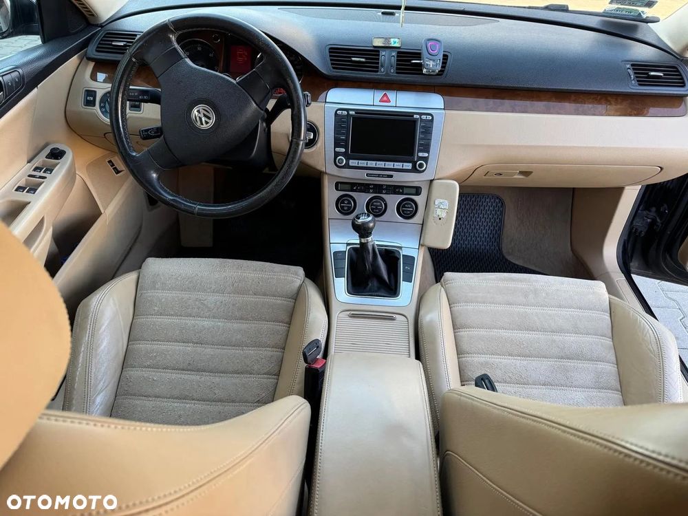 Volkswagen Passat - 1