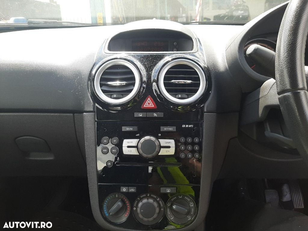CD player Opel Corsa D 2010 Hatchback 1.4 i - 3