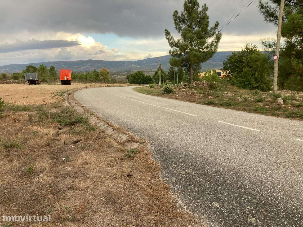 Terreno adequado para parque de camiões, em Fornos De Algodres. - Grande imagem: 2/9