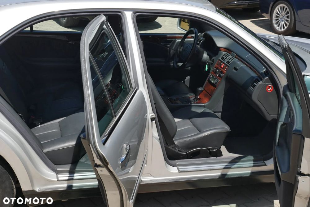 Mercedes-Benz Klasa E 240 Elegance - 11