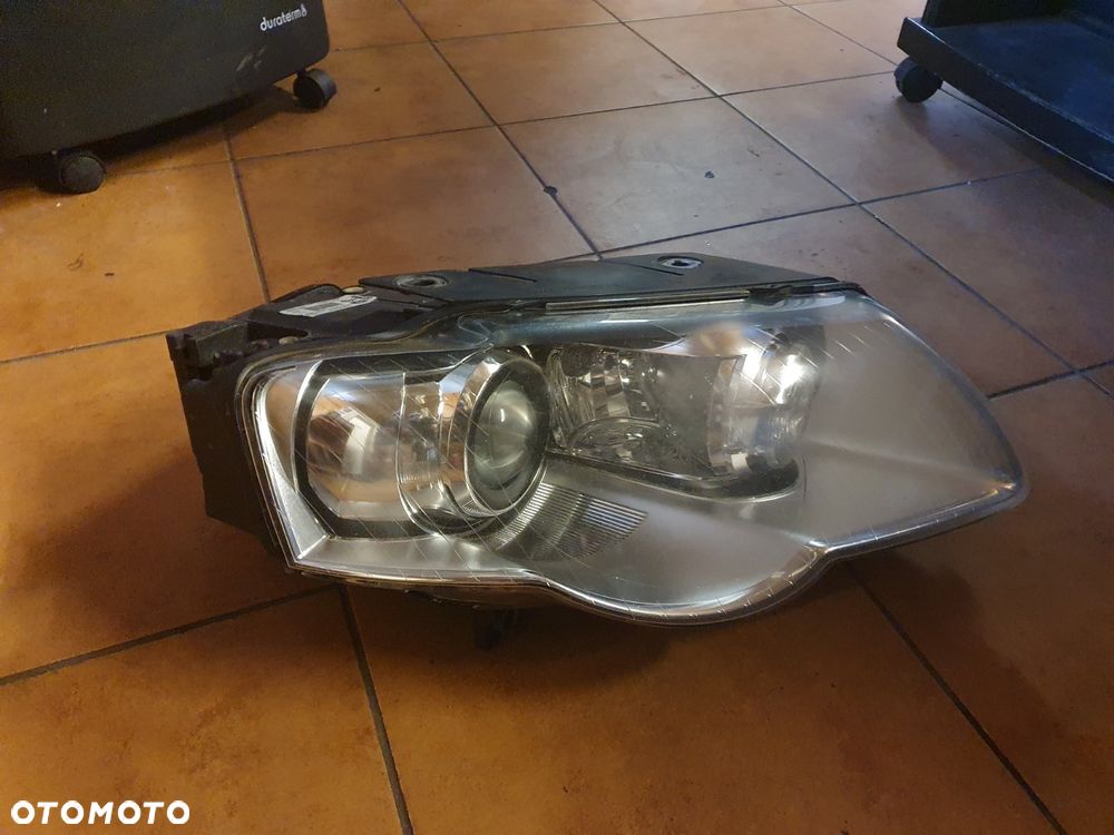 REFLEKTOR PRAWY VW PASSAT B6 XENON - 2