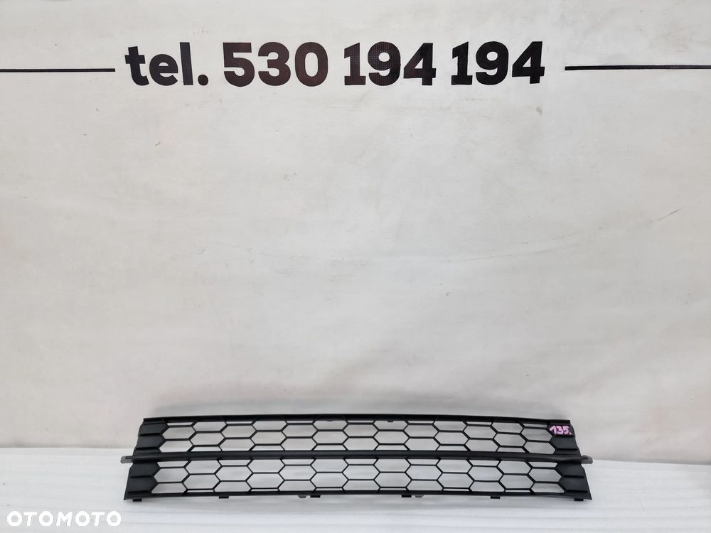 SKODA RAPID 12- KRATKA ŚRODKOWA ZDERZAKA PRZEDNIEGO , NR 5JA853677 , NR AUKCJI K135 - 1