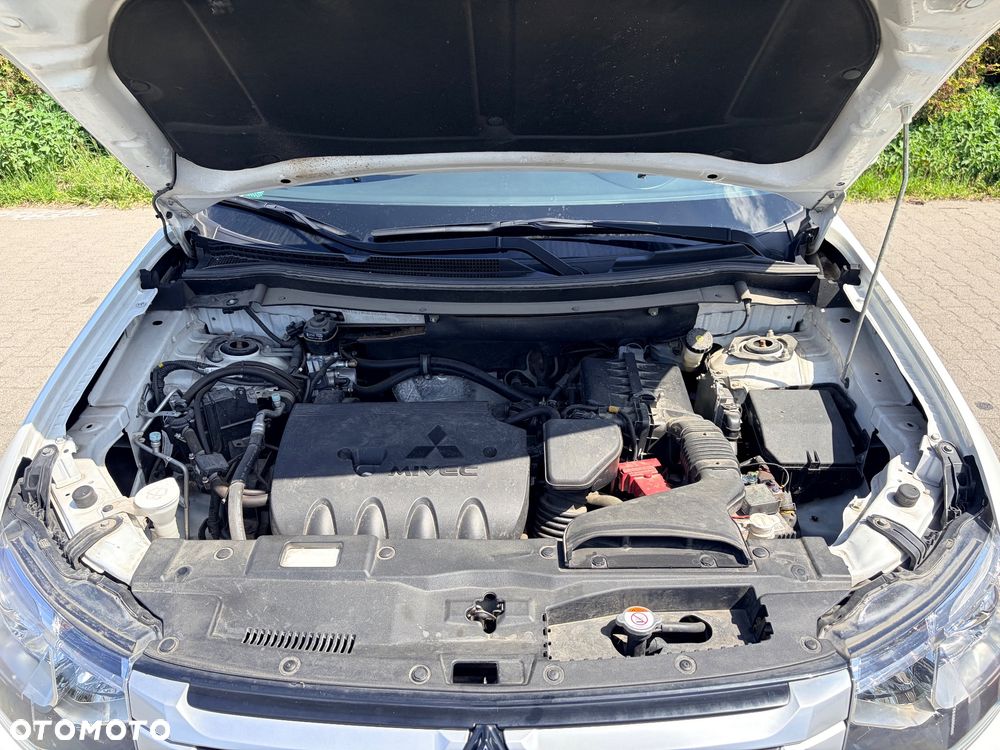 Mitsubishi Outlander 2.0 Instyle + 4WD CVT - 18