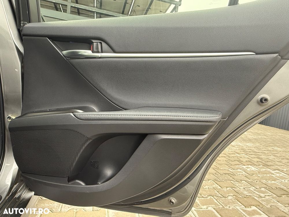 Toyota Camry Luxury - 17