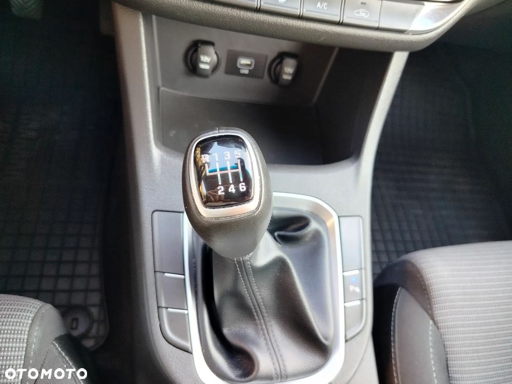 Hyundai i30 1.5 DPI Classic + - 23