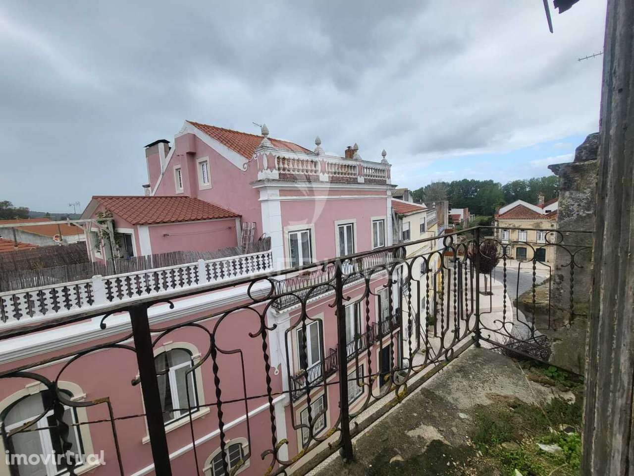 Prédio de 3 Andares e terraço na Ribeira de Santarém perto da estaç... - Grande imagem: 2/8