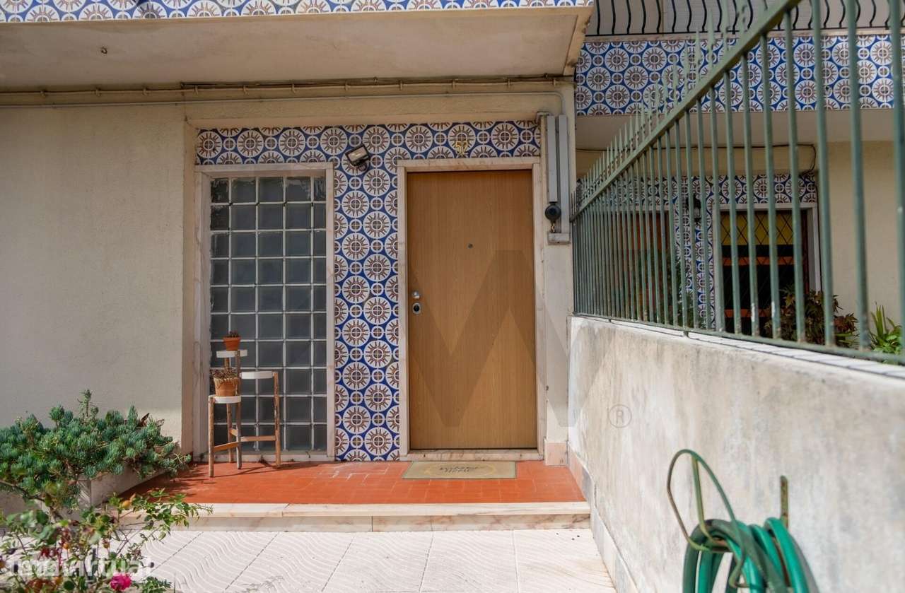 Moradia Unifamiliar T4 com Logradouro e Anexo Habitável em Mem Martins - Grande imagem: 2/31