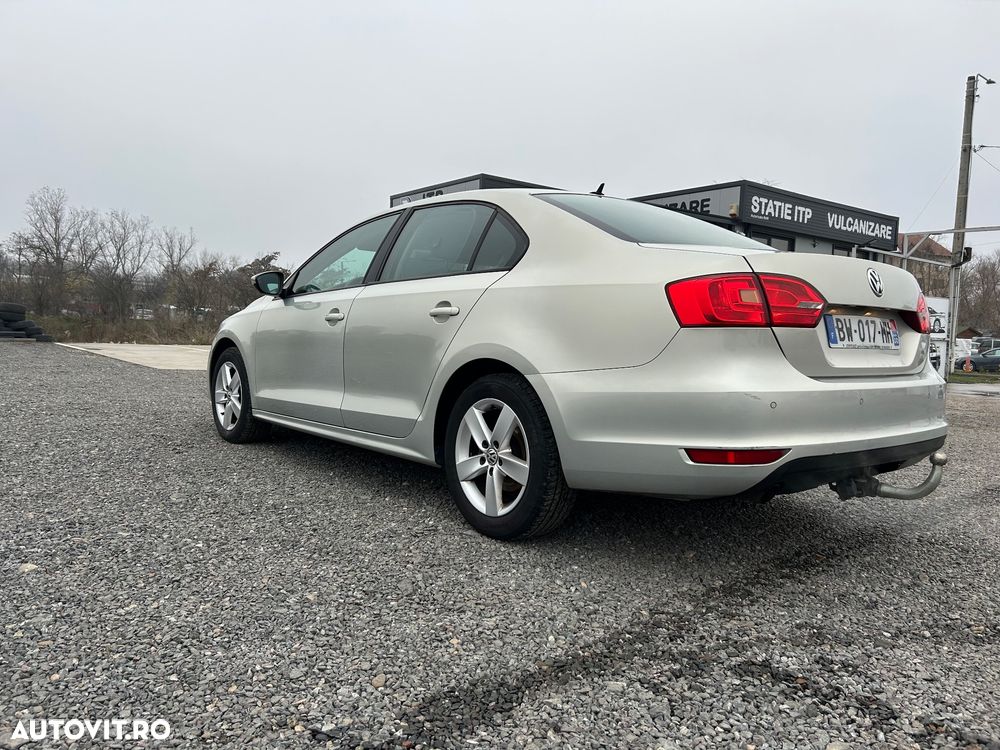 Volkswagen Jetta 1.6 TDI DSG Comfortline - 5