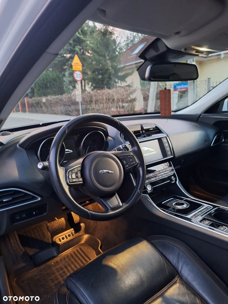 Jaguar XE 2.0 D Prestige - 6