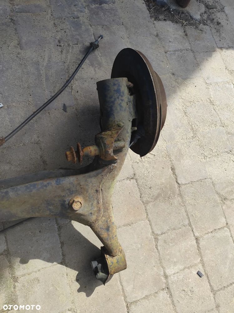 Toyota Corolla verso II belka zawieszenia tył piasty - 7