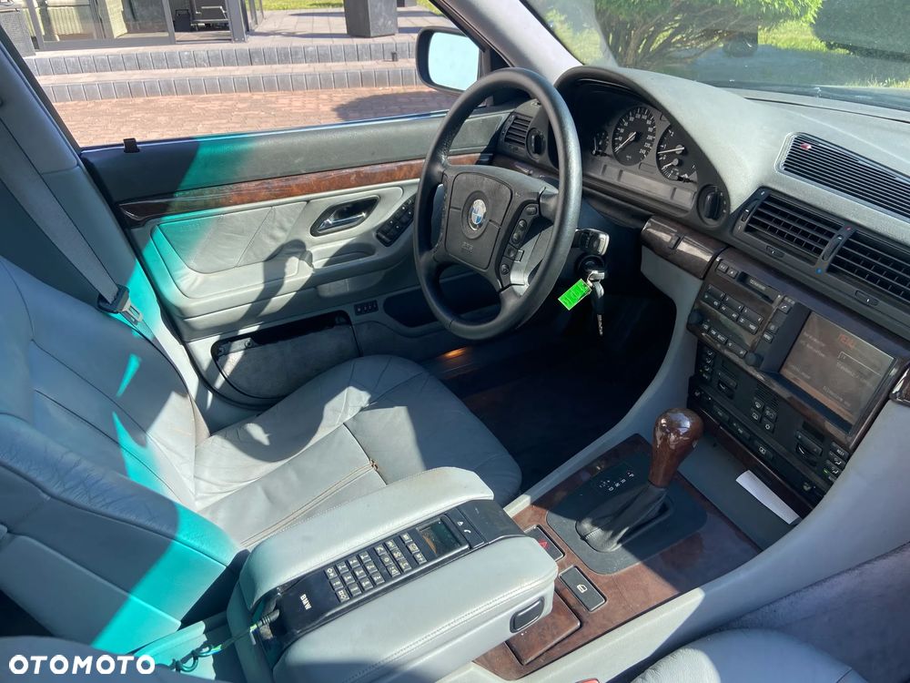 BMW Seria 7 740i V8 - 12
