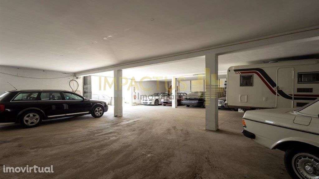 Armazém em terreno de 20 148m2 com bons acessos - Grande imagem: 5/10