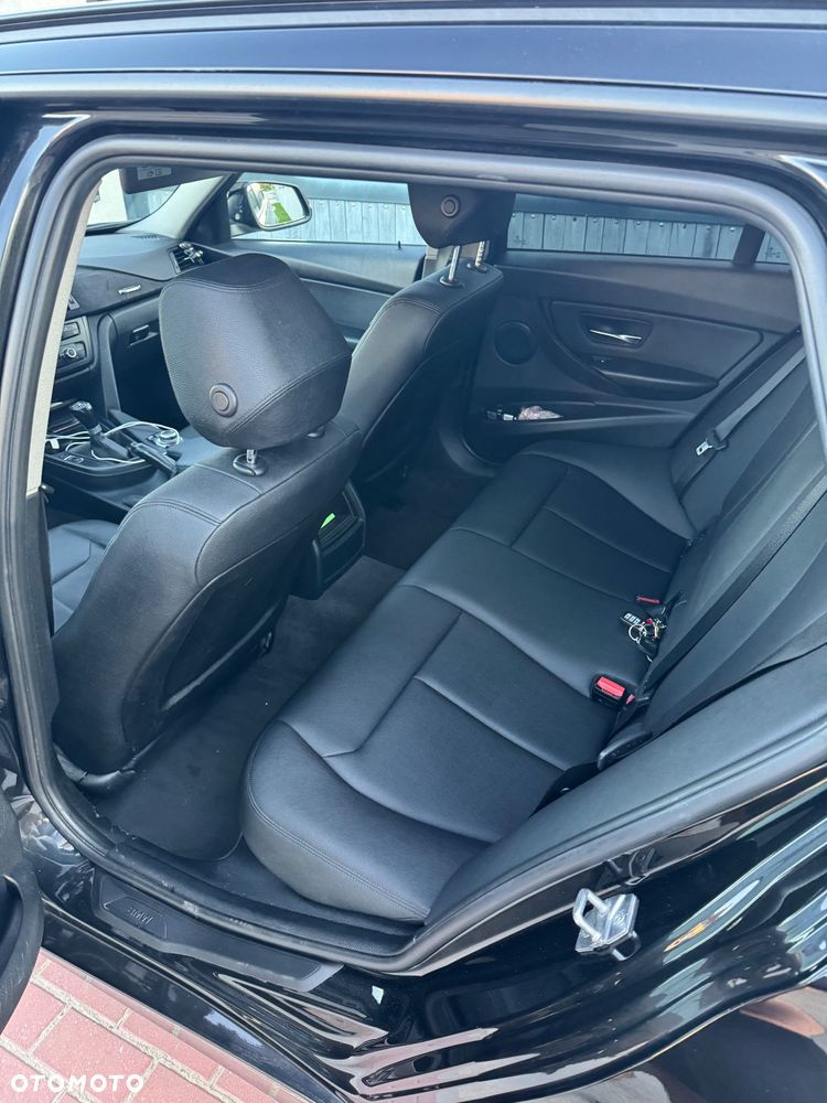 BMW Seria 3 318d Touring - 9