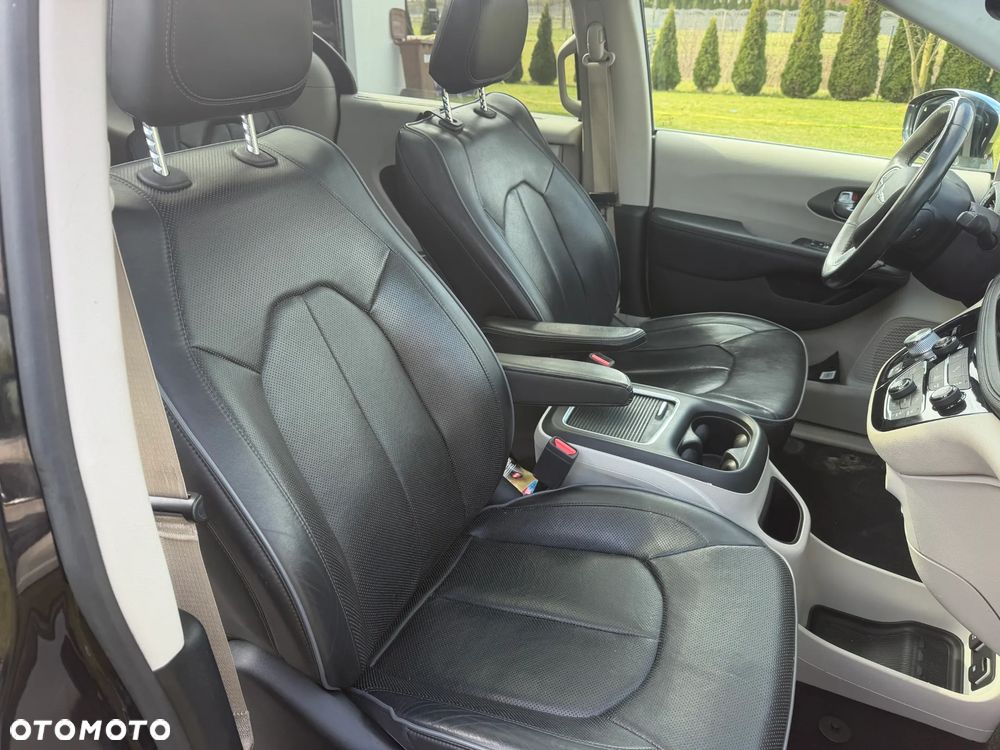 Chrysler Pacifica - 32