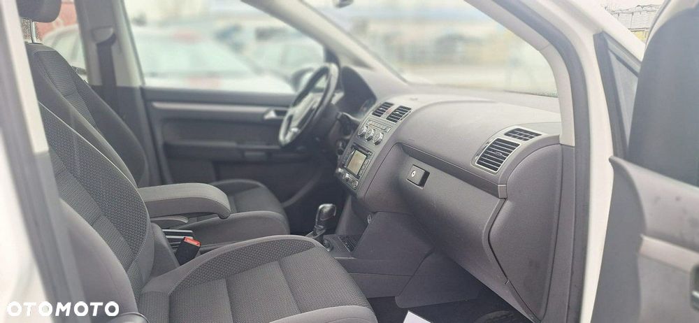 Volkswagen Touran - 12