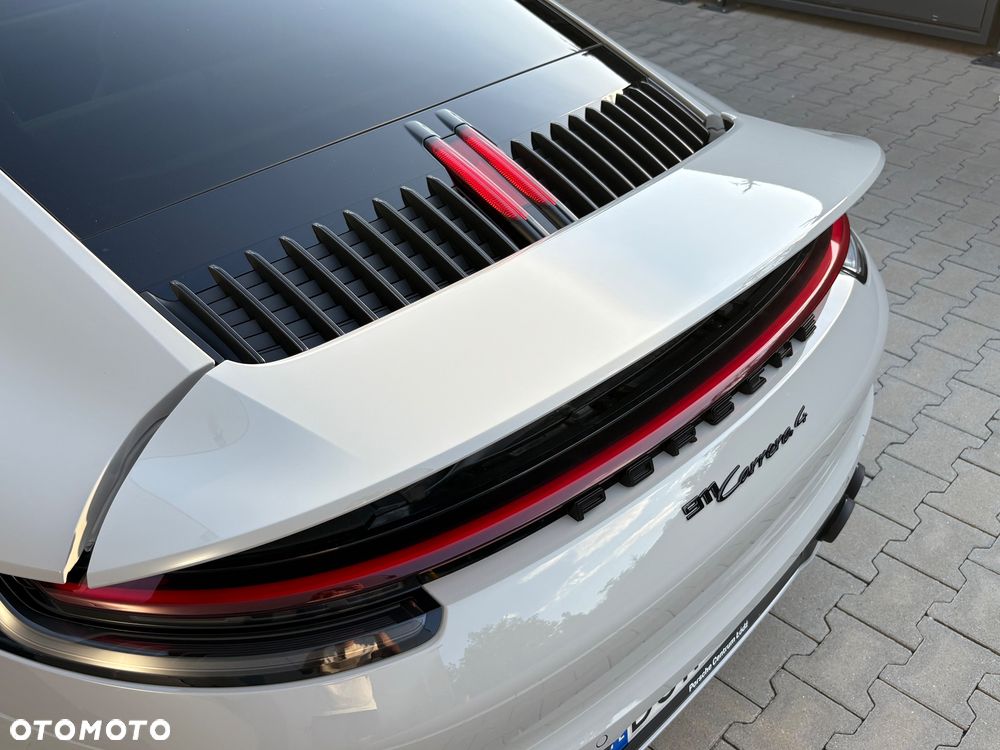 Porsche 911 Carrera 4 - 8