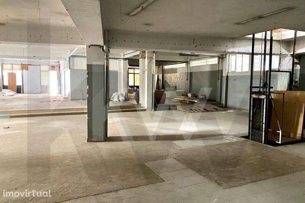 Loja com três pisos para desenvolvimento de projeto em São Vicente - Grande imagem: 4/24