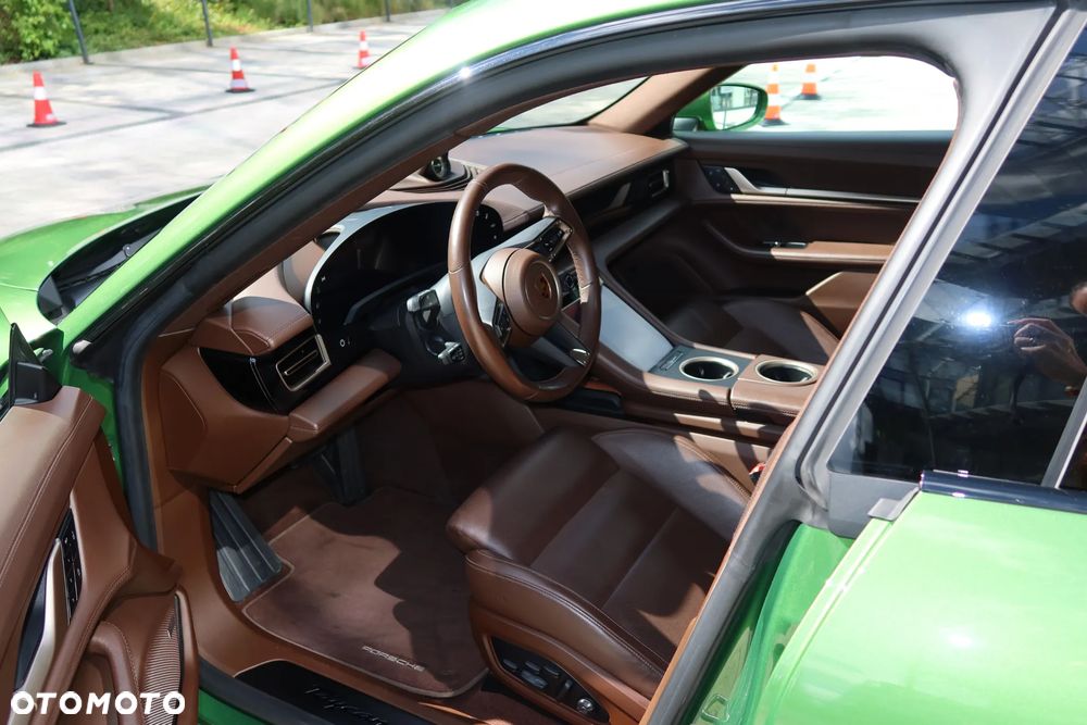 Porsche Taycan - 26