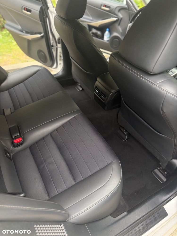 Lexus IS 300h Business Edition - 38