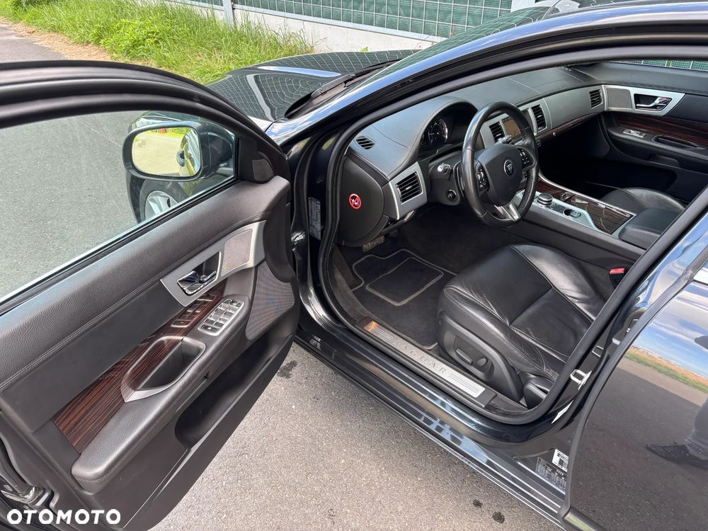 Jaguar XF 2.2 D Premium Luxury - 14