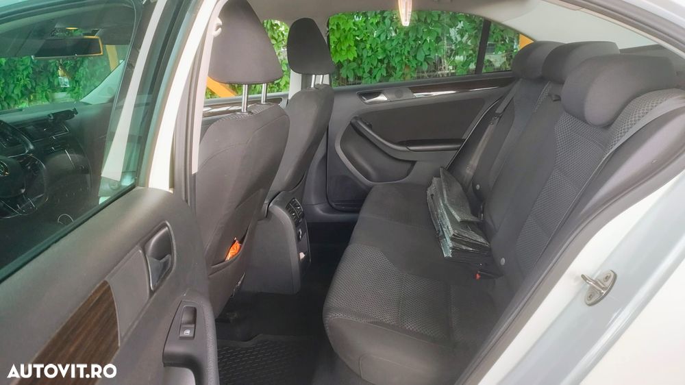 Volkswagen Jetta 2.0 TDI Highline - 7