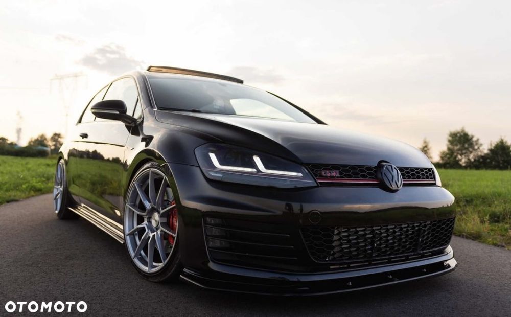 Volkswagen Golf - 1