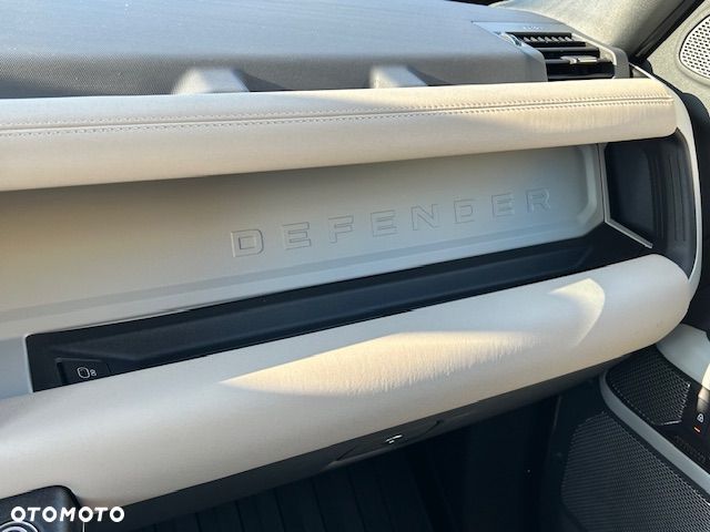 Land Rover Defender - 37