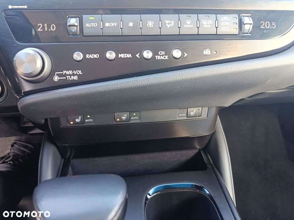 Lexus ES 300h Business Edition - 24