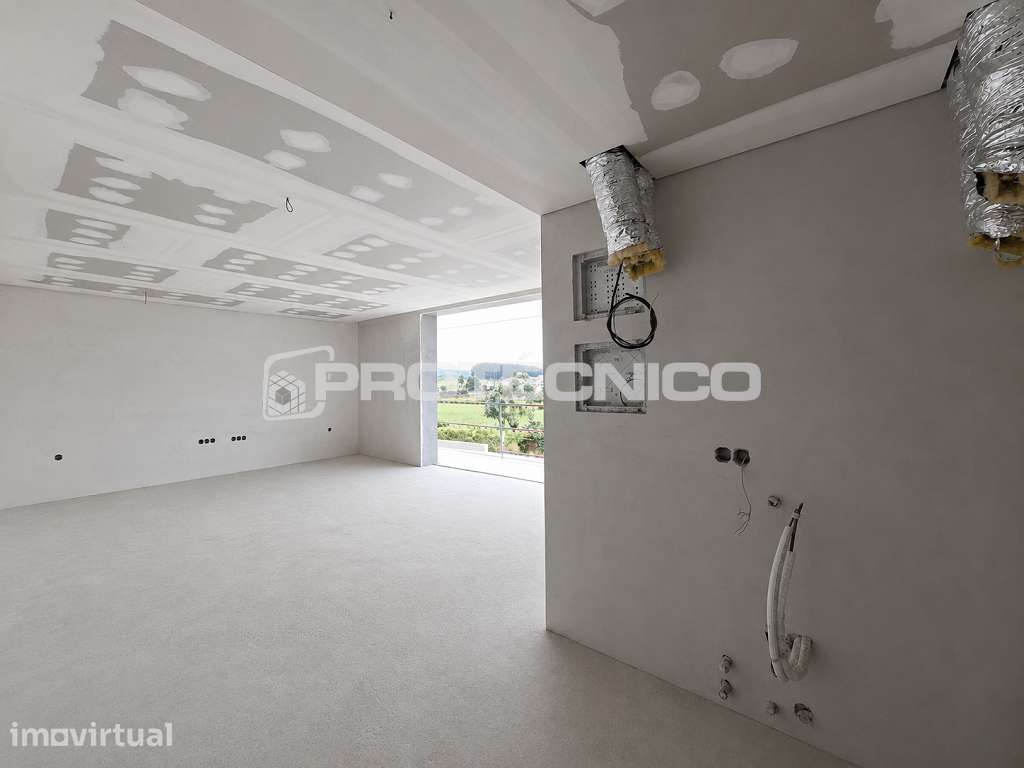 T2 Elegante de Excelentes Áreas com Piscina e Jardim - Grande imagem: 2/18