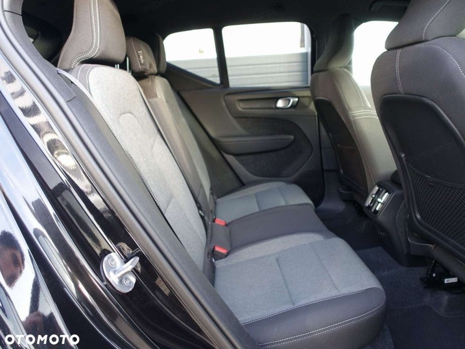 Volvo XC 40 B4 Plus Black Edition - 11