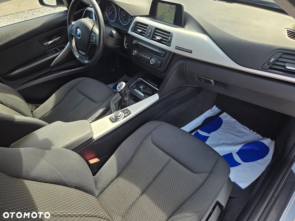 BMW Seria 3 318d xDrive M Sport Shadow - 25