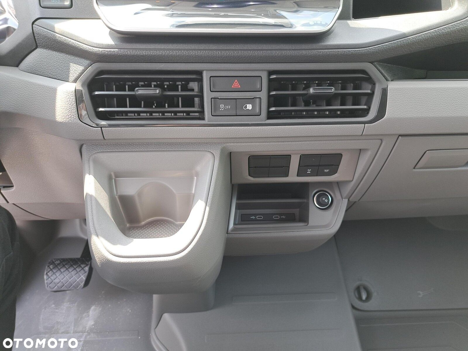 Volkswagen Crafter 35 Furgon z wysokim dachem silnik: 2,0 l EU6 SCR 177 KM / skrzynia biegów: 4MOTION automatyczna 8-biegowa rozstaw osi: 3640 mm - 30