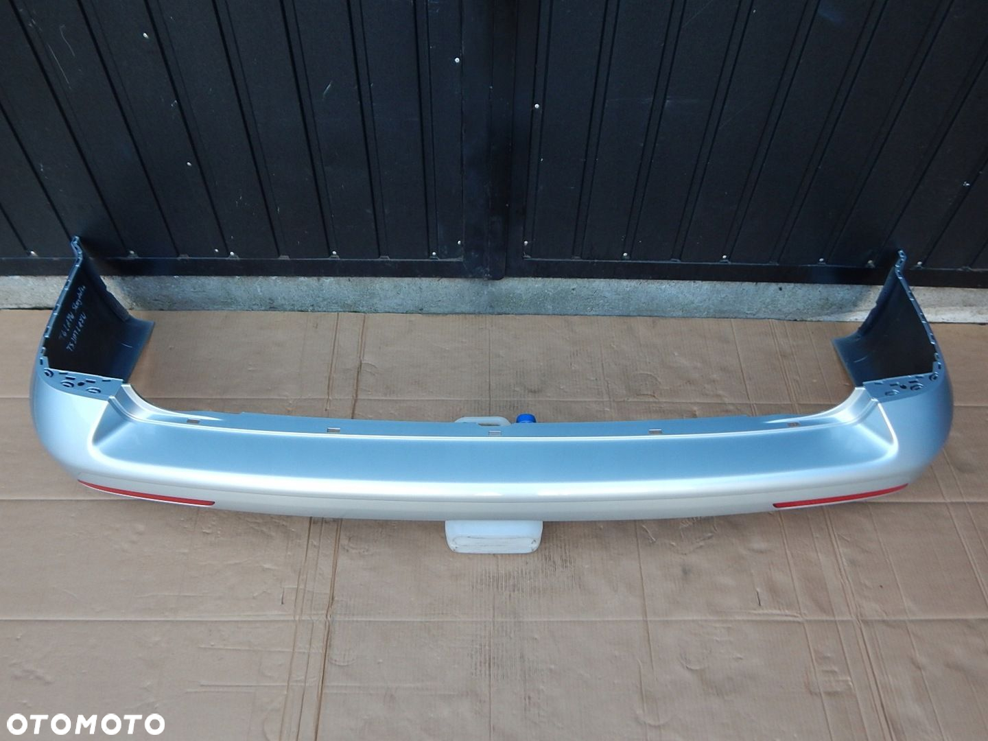 VW T5 LIFT CARAVELLE zderzak tył tylny srebrny LA7W DRZWI SKRZYDEŁKA IGŁA - 4