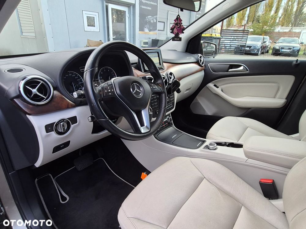 Mercedes-Benz Klasa B 180 7G-DCT UrbanStyle Edition - 26