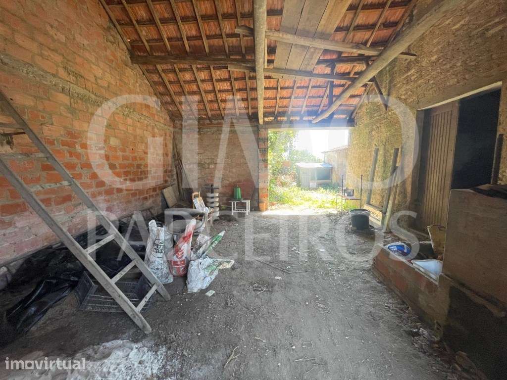 Moradia T4 para Remodelar em Oliveirinha + Terreno a poucos minutos... - Grande imagem: 2/27
