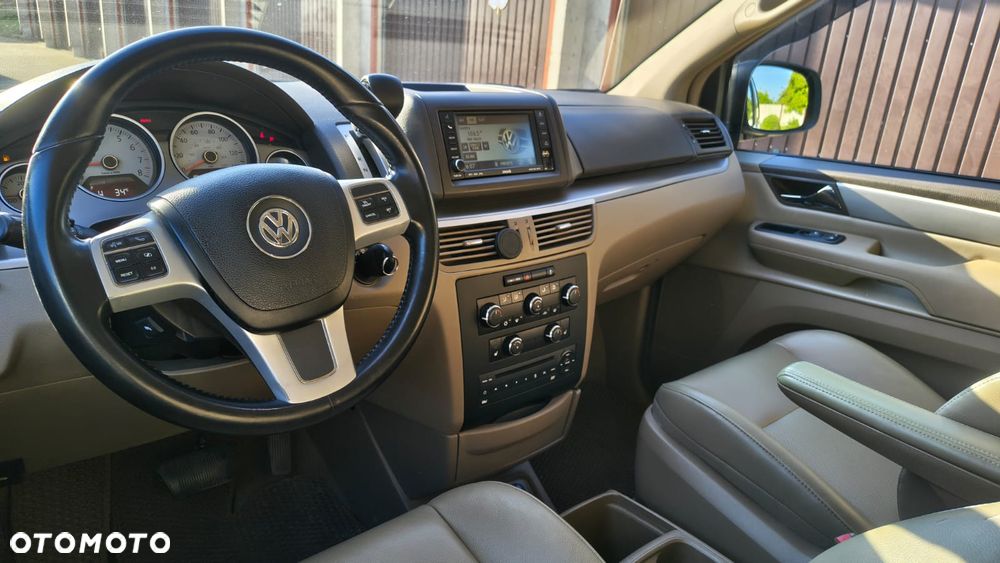 Volkswagen Routan - 11