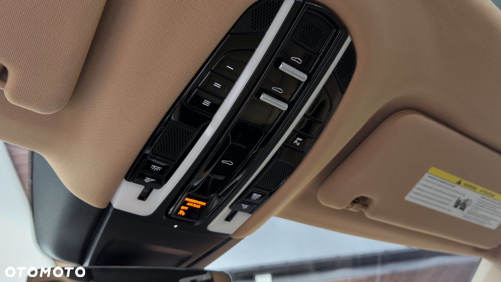 Porsche Panamera 4S - 36