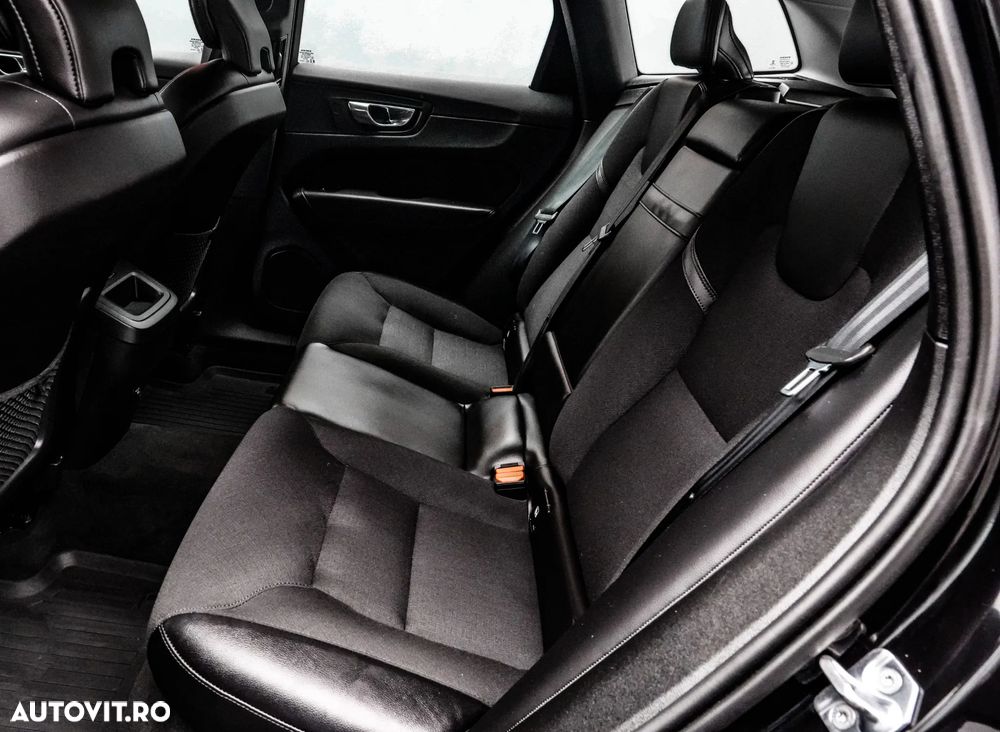 Volvo XC 60 B4 MHEV AT8 AWD Momentum Pro - 15