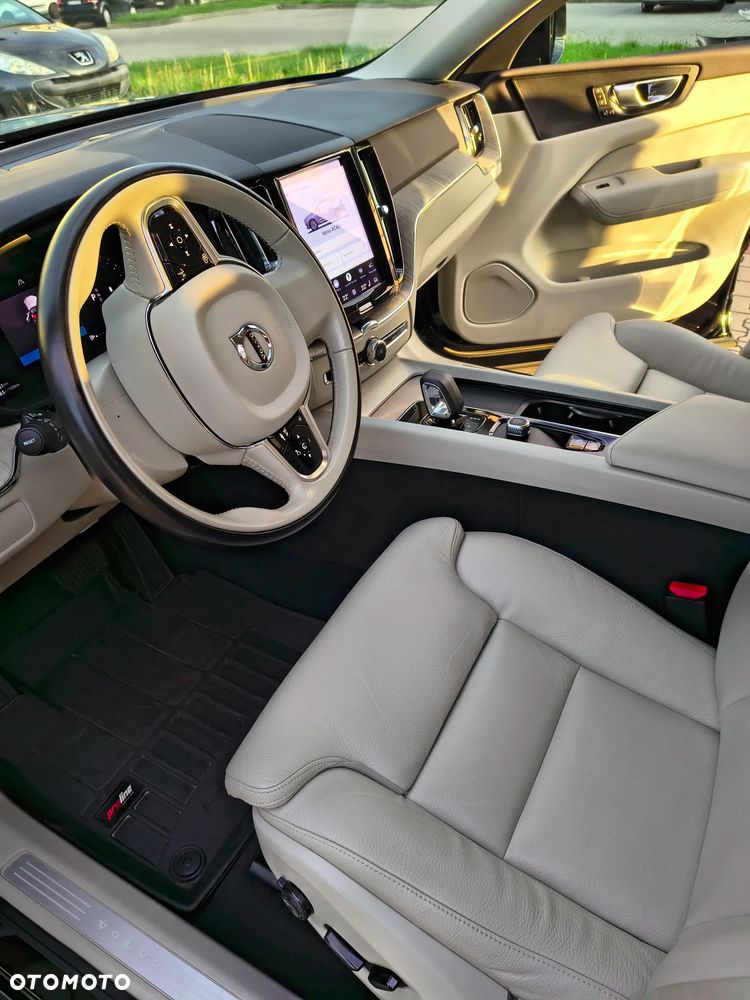 Volvo XC 60 B4 B Plus Dark - 23