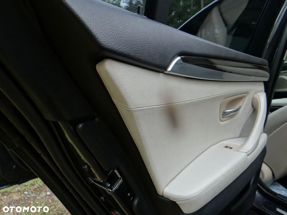 BMW Seria 5 525d - 28