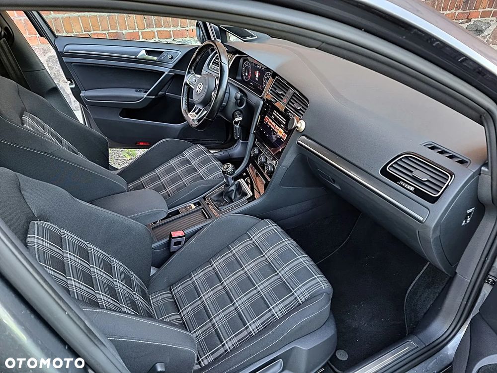 Volkswagen Golf - 16