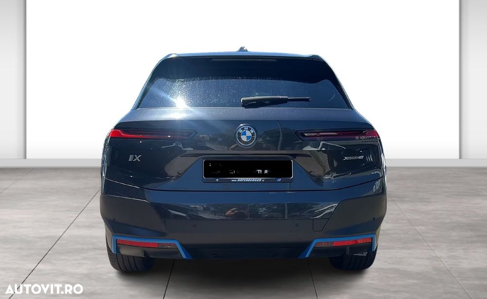BMW iX - 4