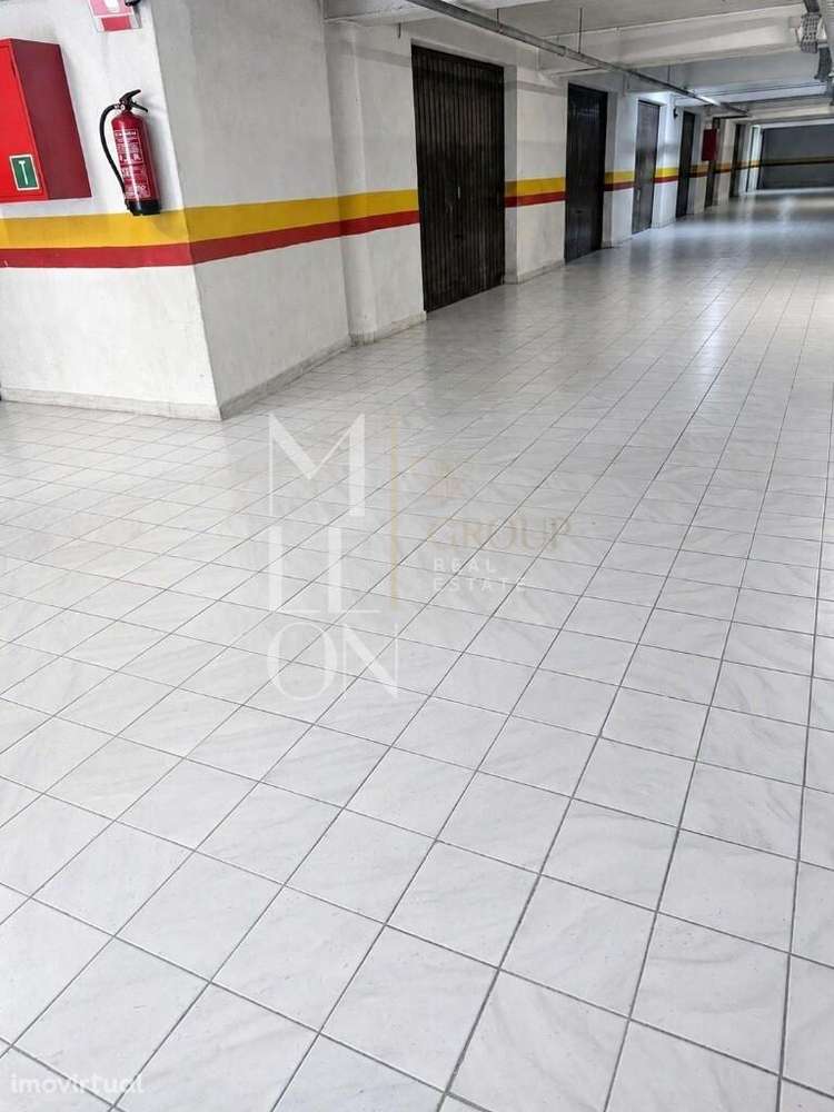 Garagem fechada para arrendar | 26 m2 | Tapada das Mercês - Grande imagem: 3/4