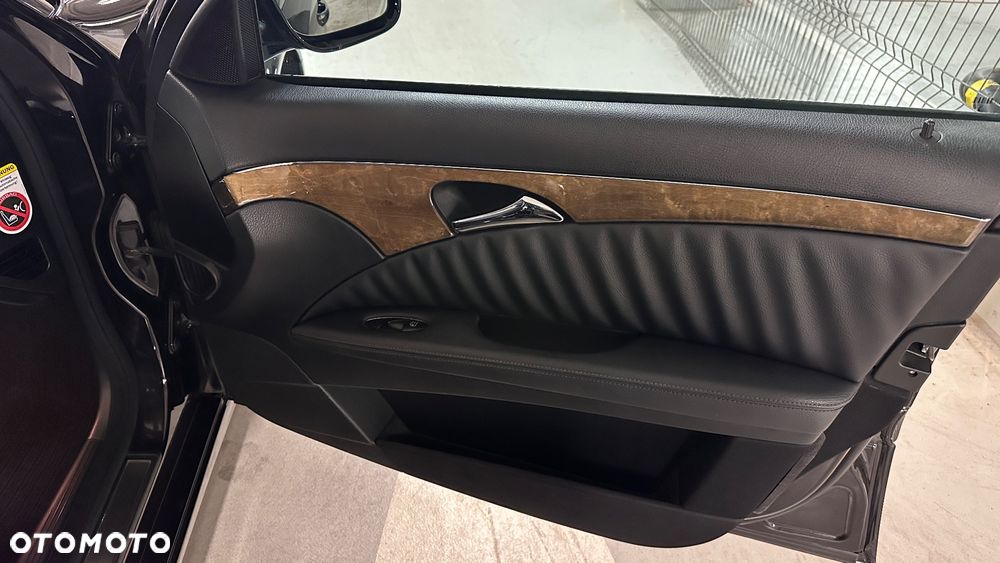 Mercedes-Benz Klasa E 350 4Matic Avantgarde Sport Edition - 30