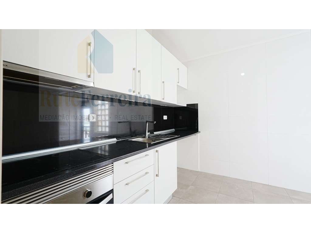 No centro de Torres Vedras, apartamento T2 no Edifício Castelo com ... - Grande imagem: 3/25