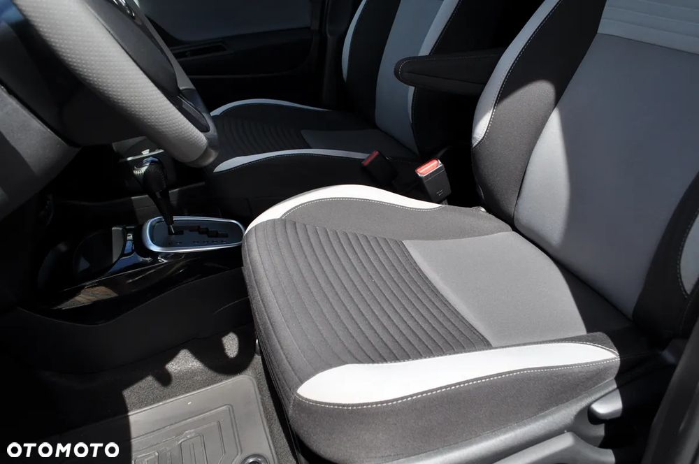 Toyota Yaris Hybrid 100 Selection Platinum - 17