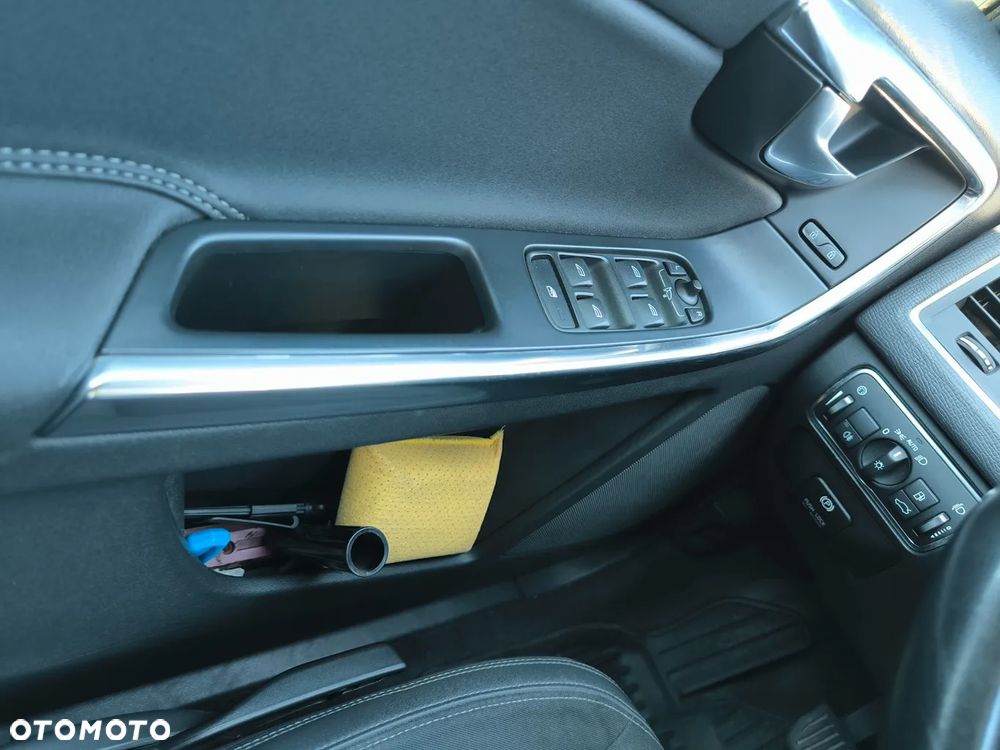Volvo XC 60 D4 AWD Momentum - 4