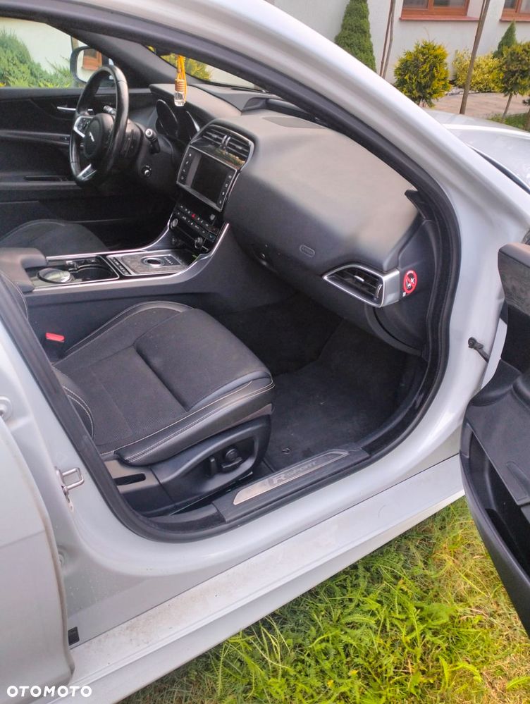 Jaguar XE 2.0 D R-Sport - 11