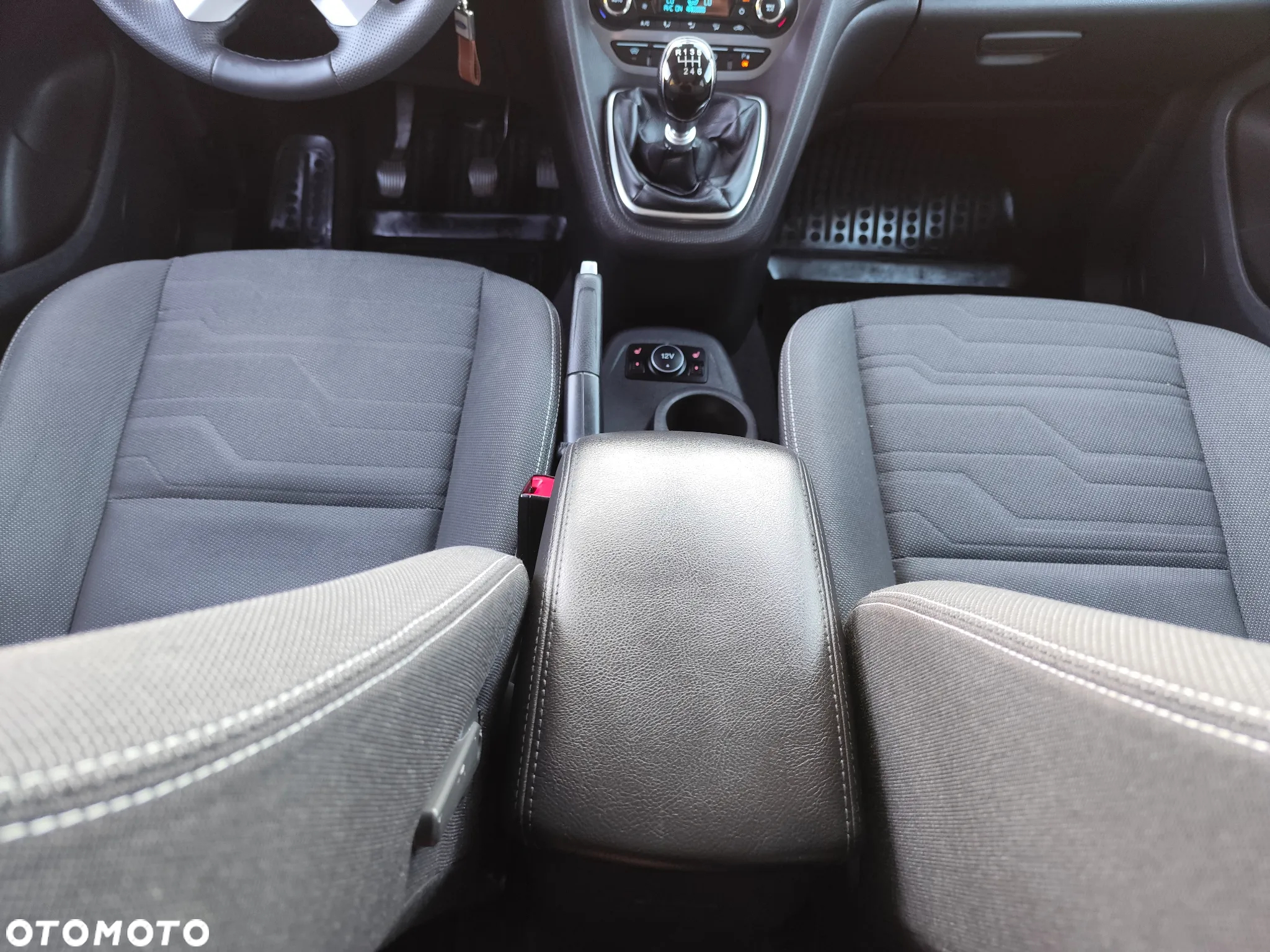 Ford Tourneo Connect Grand - 16