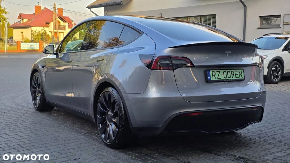 Tesla Y Performance AWD - 2